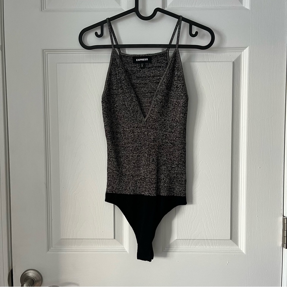 NWOT Women's Express Sleeveless V Neck Bodysuit size XS in Black & Gold